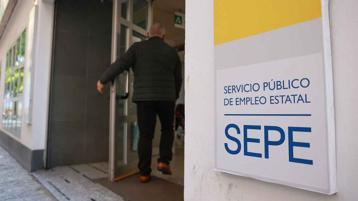 Oficina del SEPE con cartel del Servicio Público de Empleo Estatal y acceso a subsidio para mayores de 52 años