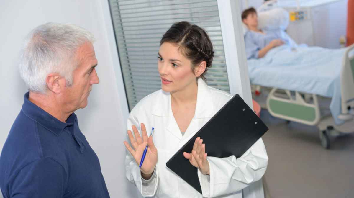 Trabajador solicita permiso de cinco días retribuidos para cuidar a familiar hospitalizado