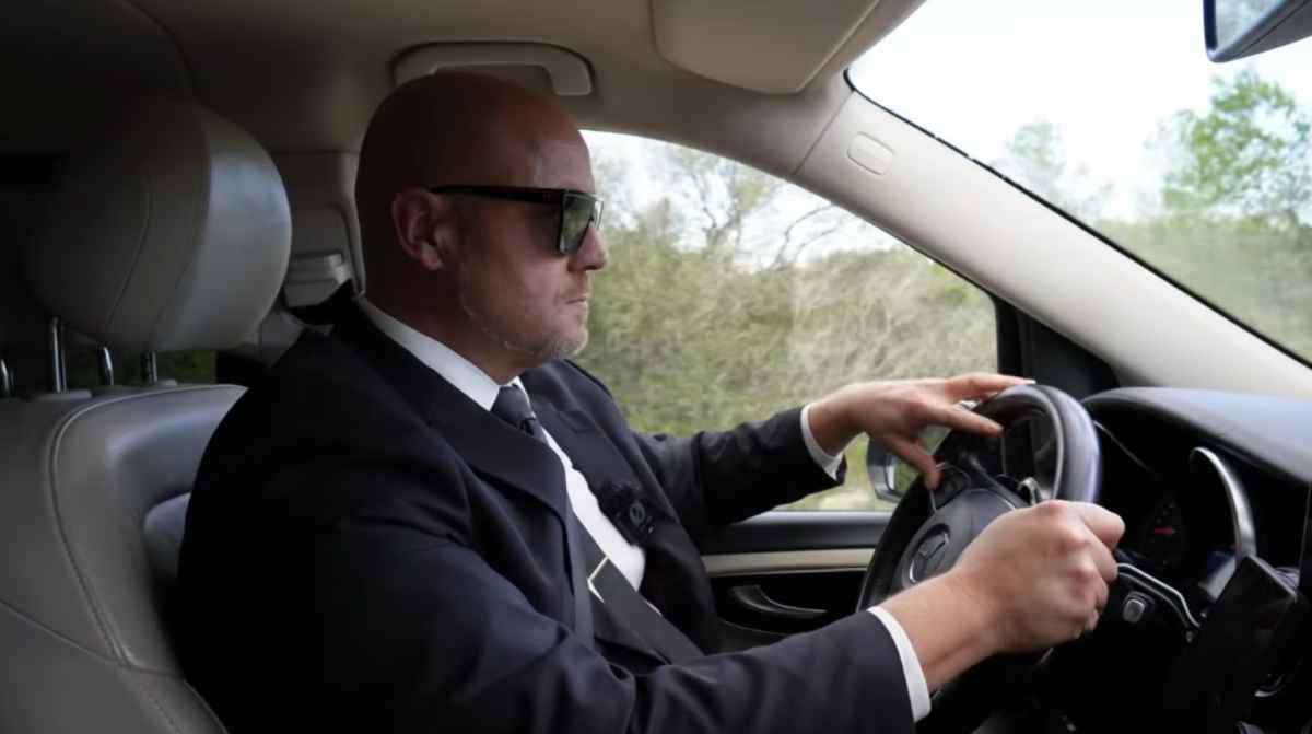 Conductor de VTC al volante durante su jornada laboral en temporada alta