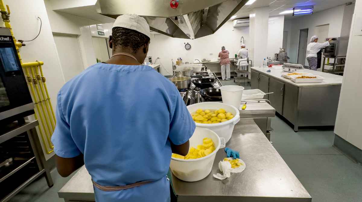 Cocinero trabajando en comedor colectivo en Zamora con contrato indefinido en turno de mañana