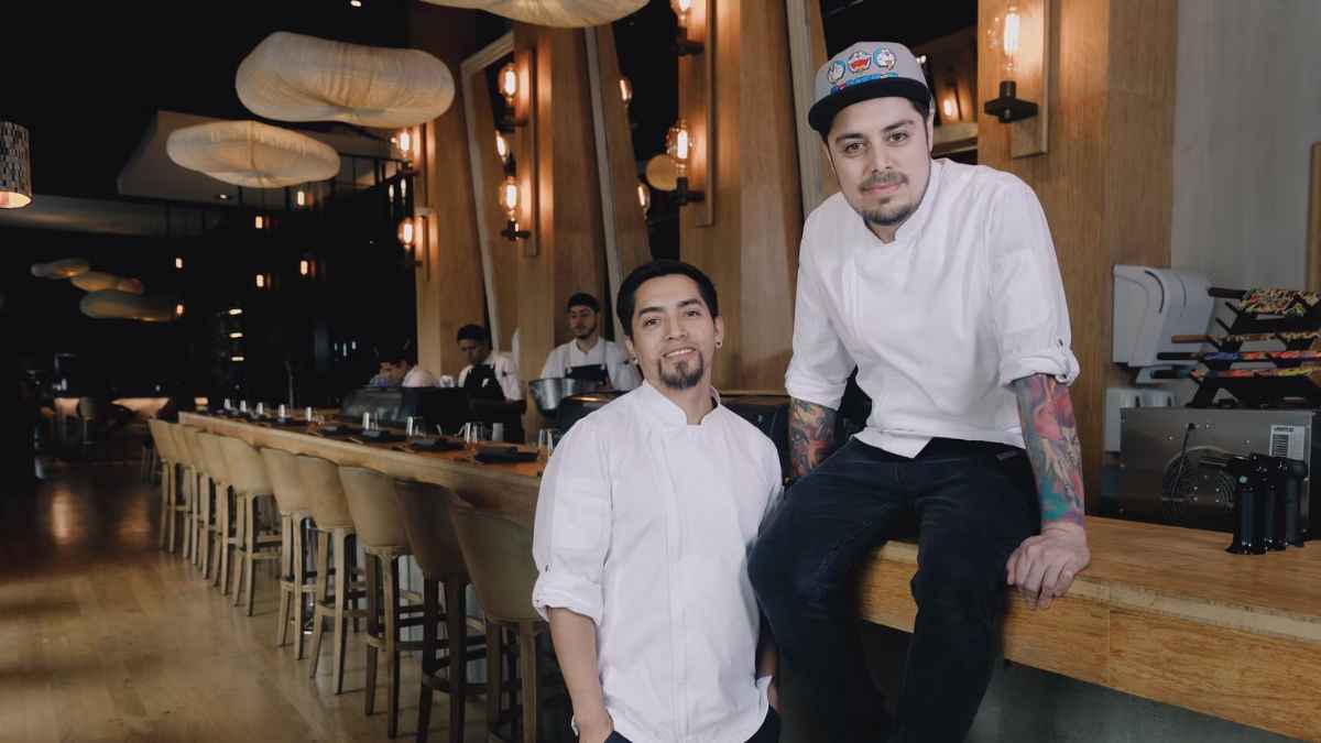 Camareros trabajando en un restaurante en España, perfil habitual de extranjeros que aspiran a la regularización