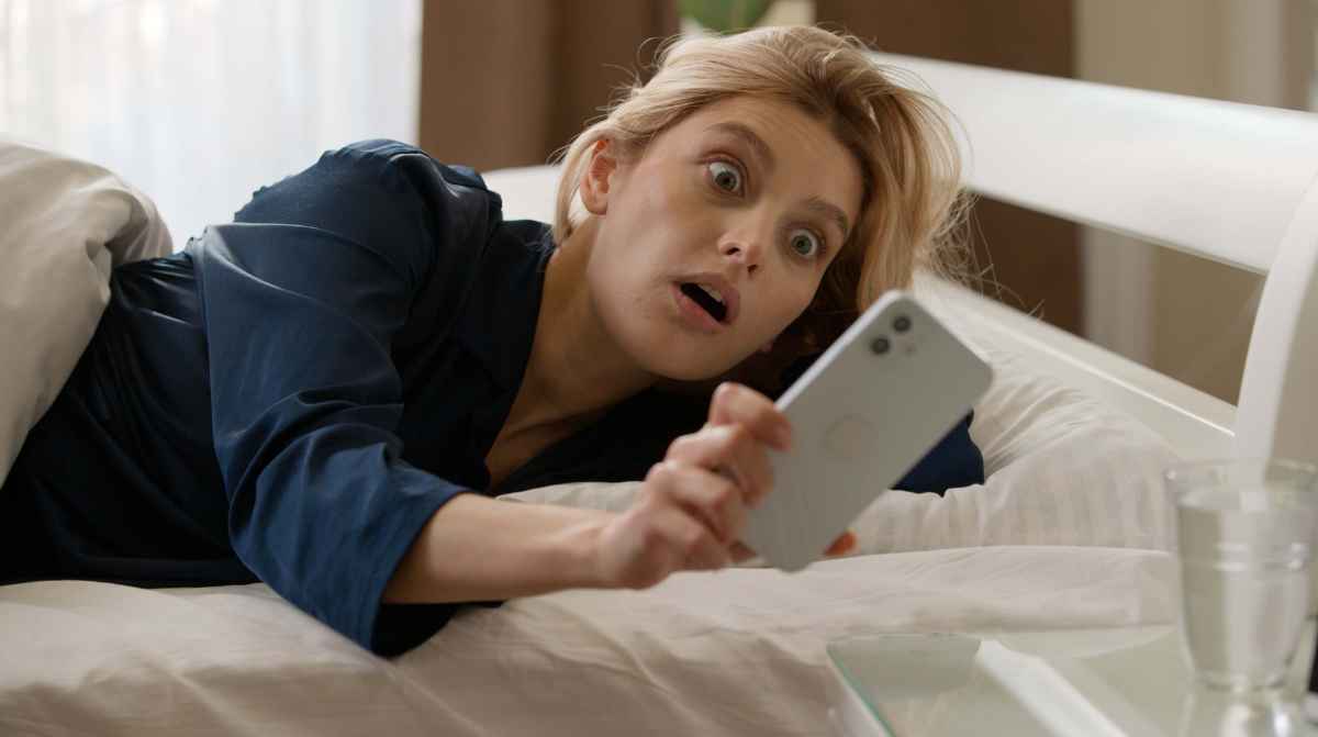 Trabajadora sorprendida en la cama mirando el móvil tras llegar tarde al trabajo y sufrir descuento en la nómina