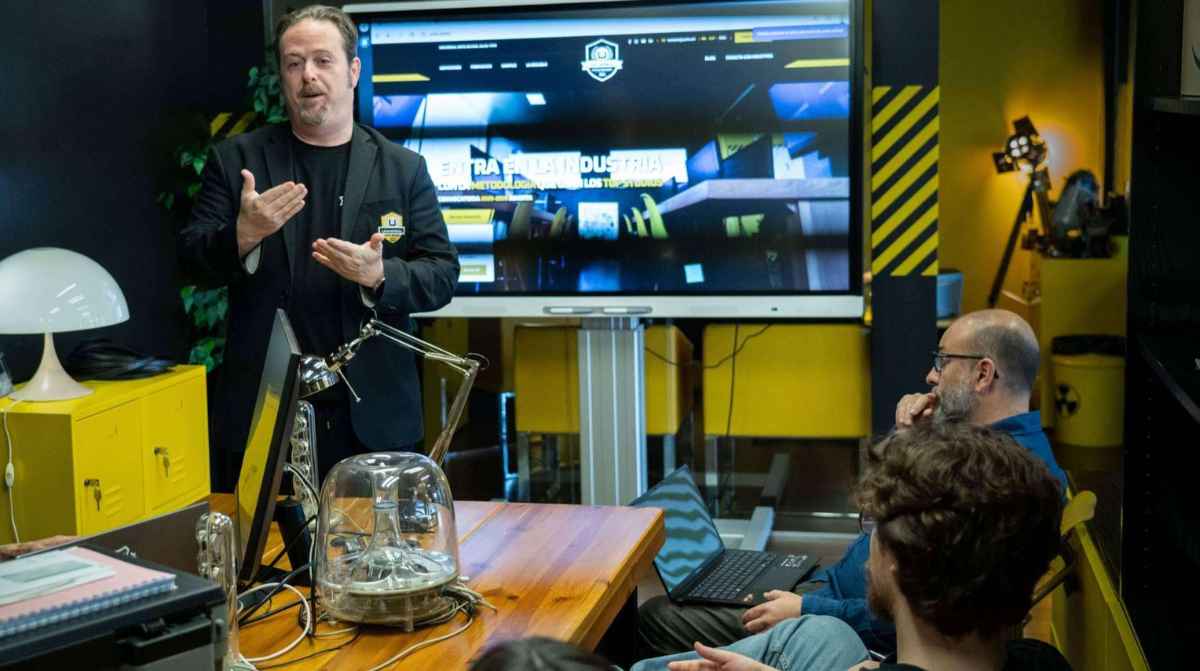 Profesor de UArts School impartiendo formación profesional en animación y videojuegos con metodología Production Environment