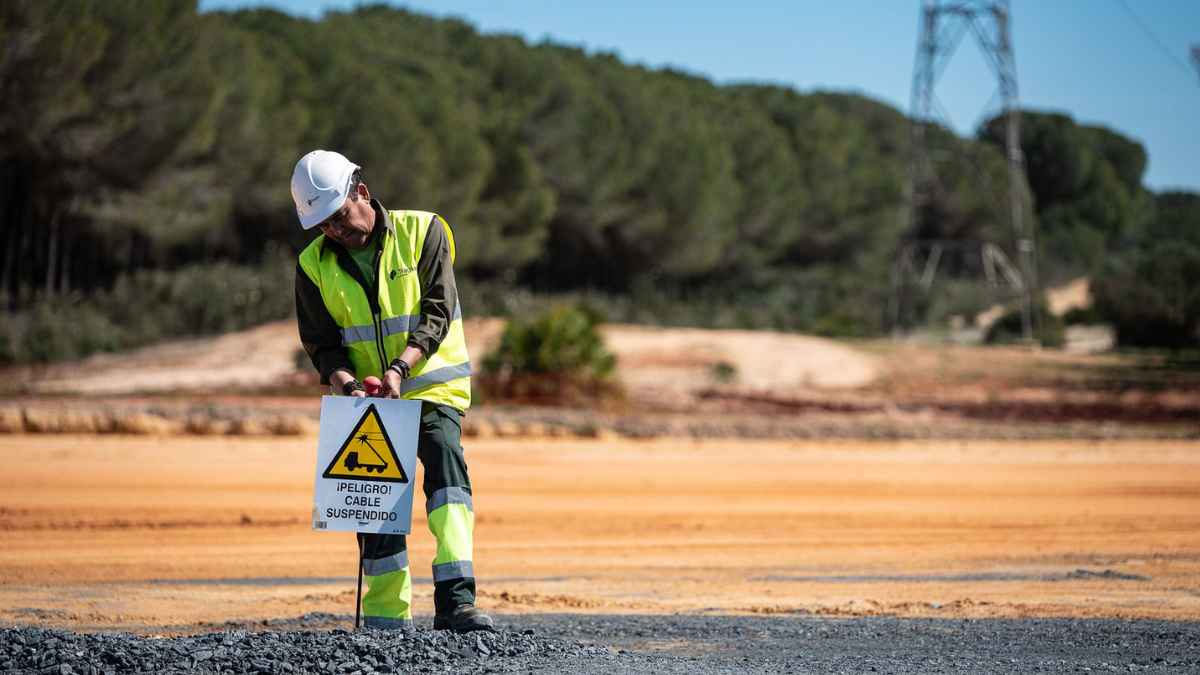 Trabajador del Grupo Tragsa en una obra en Andalucía durante una campaña de contratación
