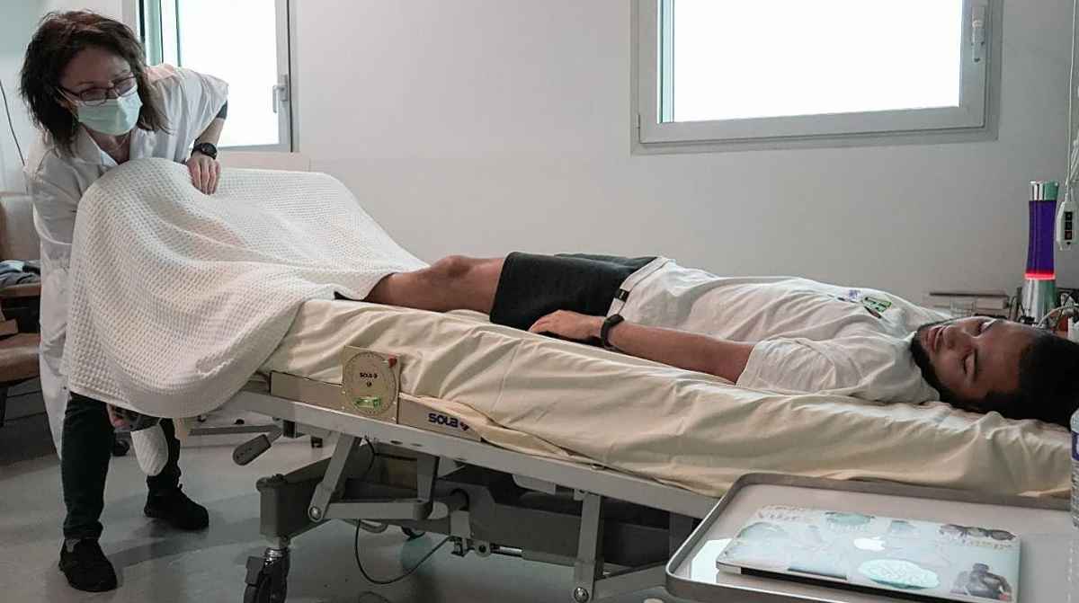 Voluntario tumbado en camilla durante experimento de ingravidez por 5.000 euros