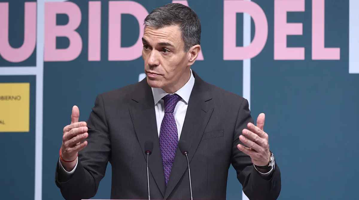 Pedro Sánchez anuncia la reactivación de la ayuda del Gobierno para preparar oposiciones que iguala el SMI