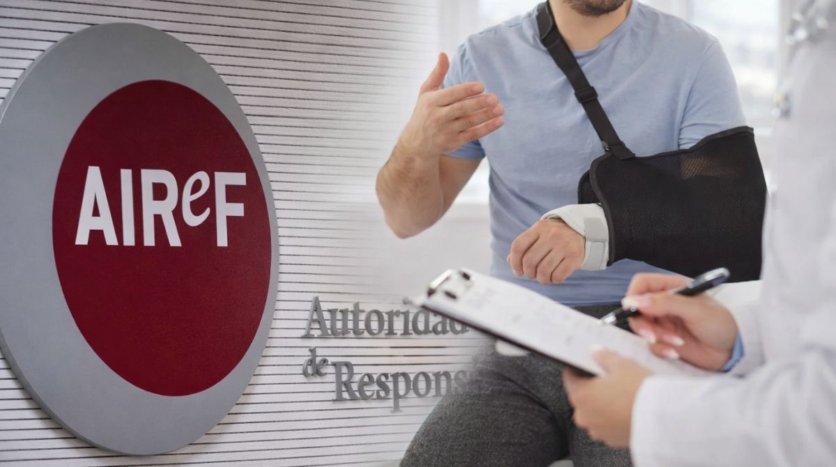 Trabajador con el brazo en cabestrillo durante consulta médica junto al logo de la AIReF sobre el aumento de bajas laborales con contrato indefinido