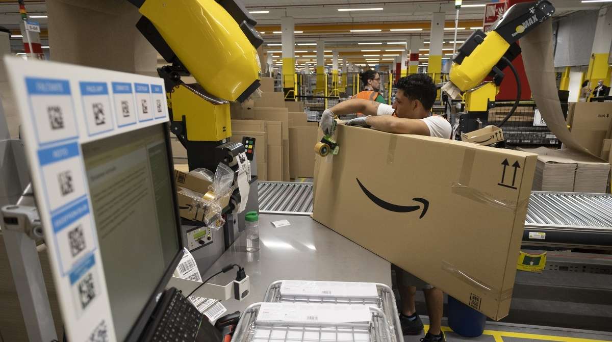 Trabajadores en centro logistico de amazon en paterna valencia preparando pedidos