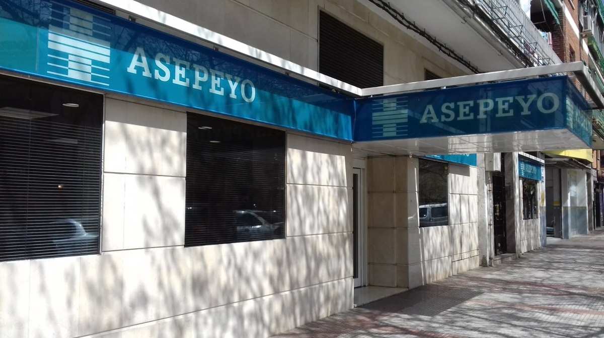 Sede de Asepeyo, mutua condenada por fotografiar a una trabajadora en su balcón para negar incapacidad