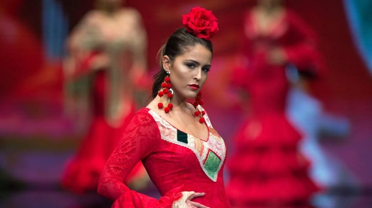 Modelo con traje de flamenca rojo de Aurora Gaviño durante desfile de moda flamenca en Sevilla