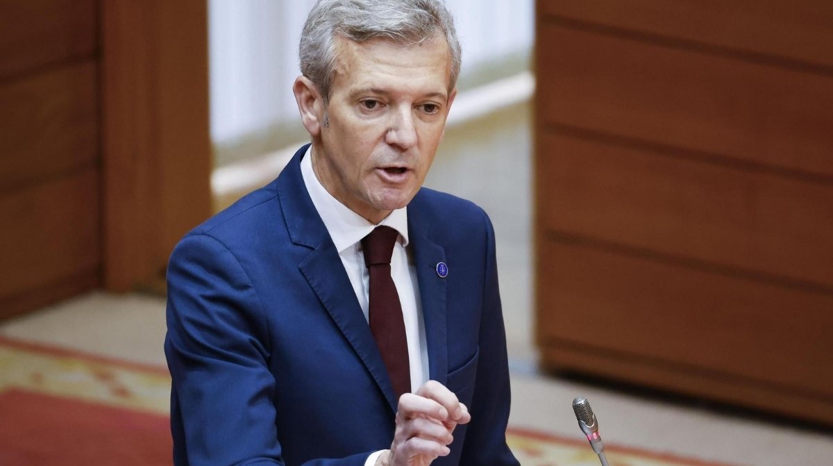 Presidente de la xunta anunciando ayudas de hasta 17000 euros para contratos indefinidos en galicia