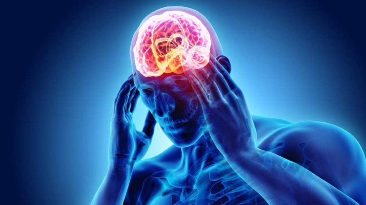 Trabajador con migraña que podría solicitar baja laboral según la Seguridad Social