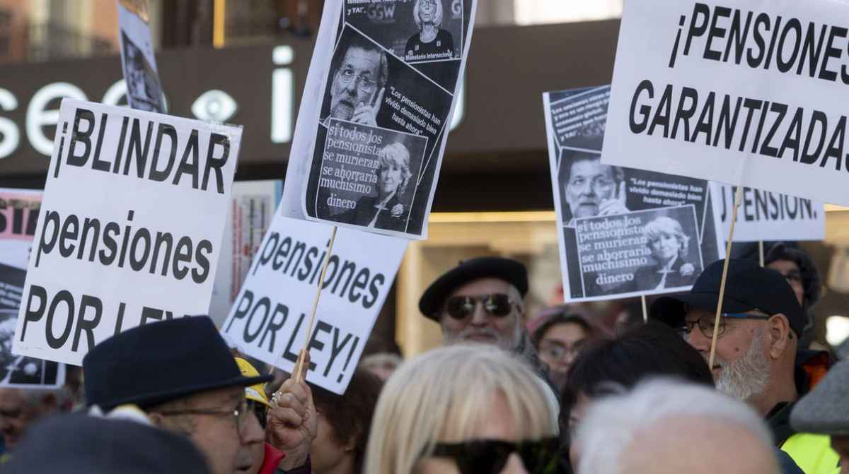 Protesta de pensionistas con pancartas reclamando pensiones garantizadas en España