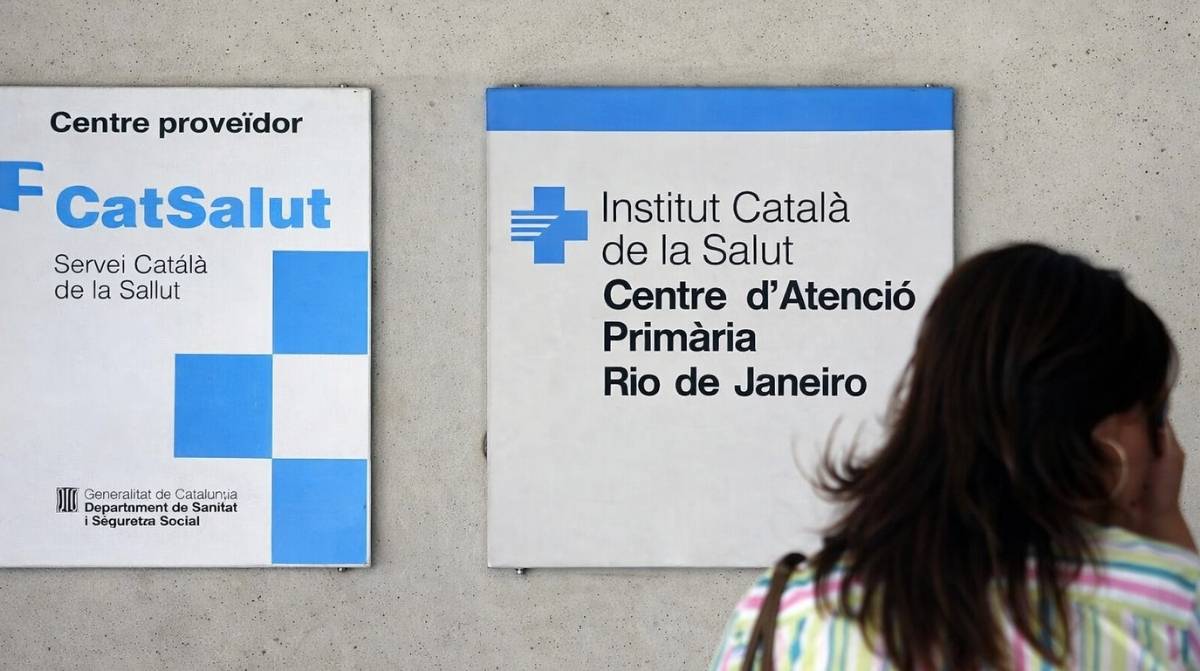 Centro de atención primaria de CatSalut en Catalunya con carteles del Institut Català de la Salut