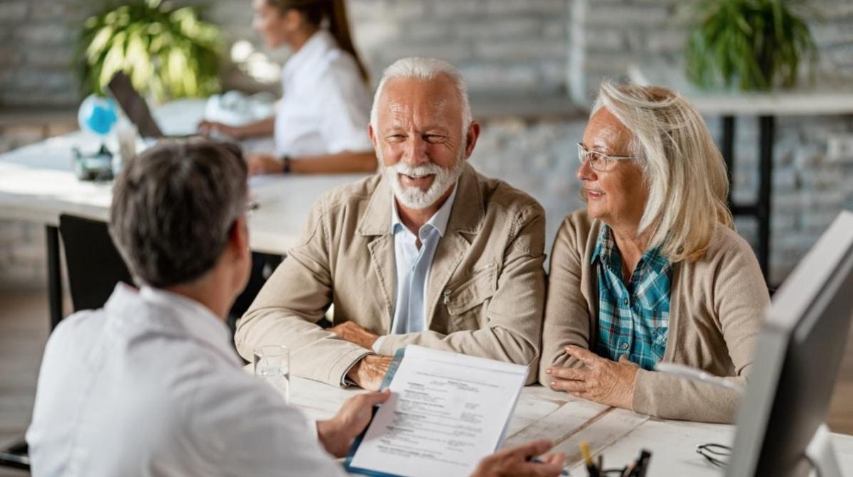 Pareja de jubilados consultando su pensión tras 40 años cotizados sin penalización