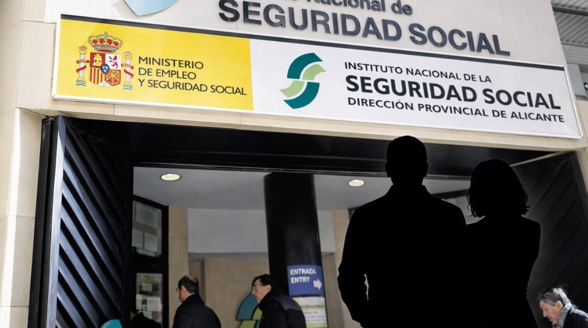 Seguridad Social oficina con siluetas de trabajadores y referencia a cotizaciones en la sombra para jubilación anticipada