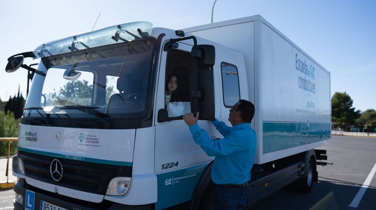 Alumno realizando prácticas en curso gratuito de camión en Almansa con instructor