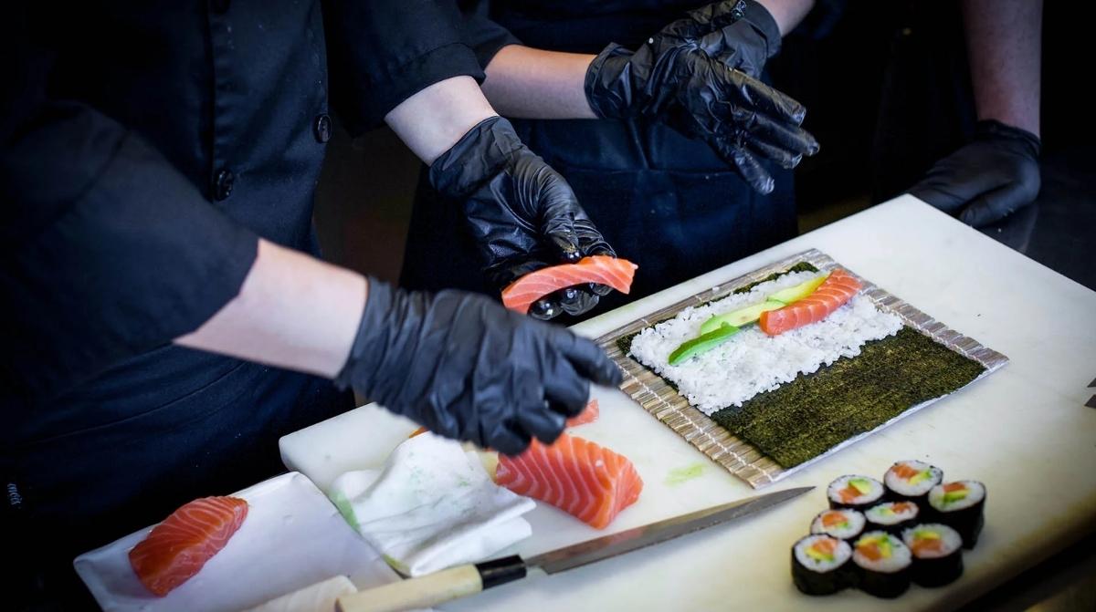 Elaboración de sushi en curso de cocina japonesa gratis con preparación de maki y salmón