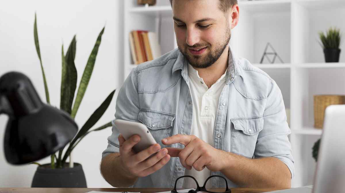 Empleado usando el teléfono mientras teletrabaja, caso de despido por autollamadas para evitar atender clientes