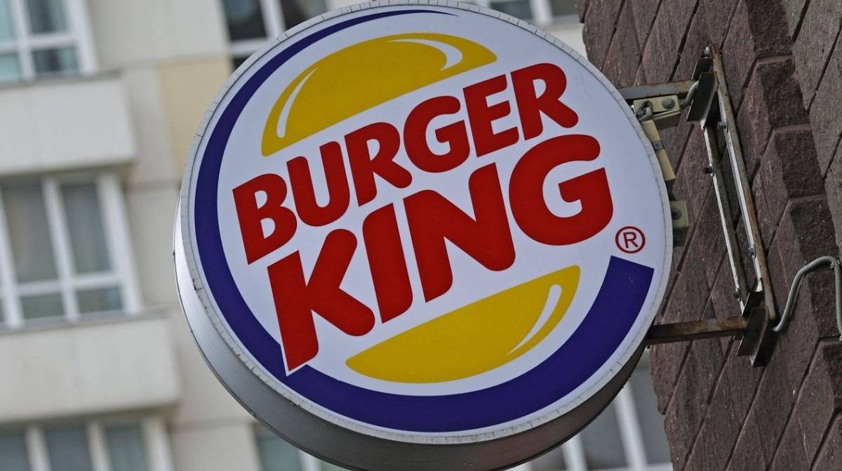 Cartel de Burger King en un restaurante tras el caso del despido de un empleado por poner el Cara al sol en la megafonía
