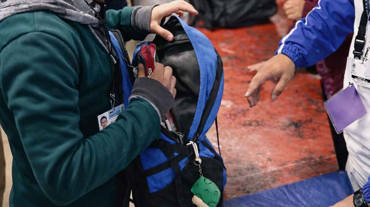 Trabajador mostrando el interior de su mochila durante un control de empresa al finalizar la jornada laboral