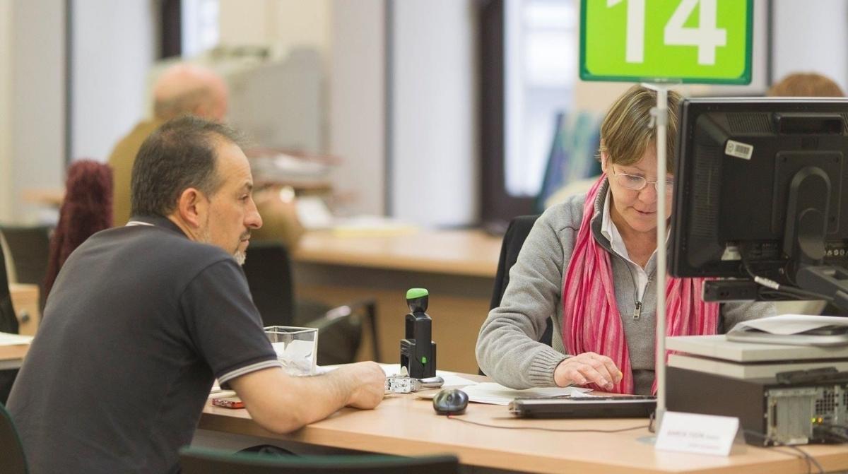 Oficina de empleo con persona solicitando el subsidio para mayores de 52 años tras aplicar la doctrina del paréntesis