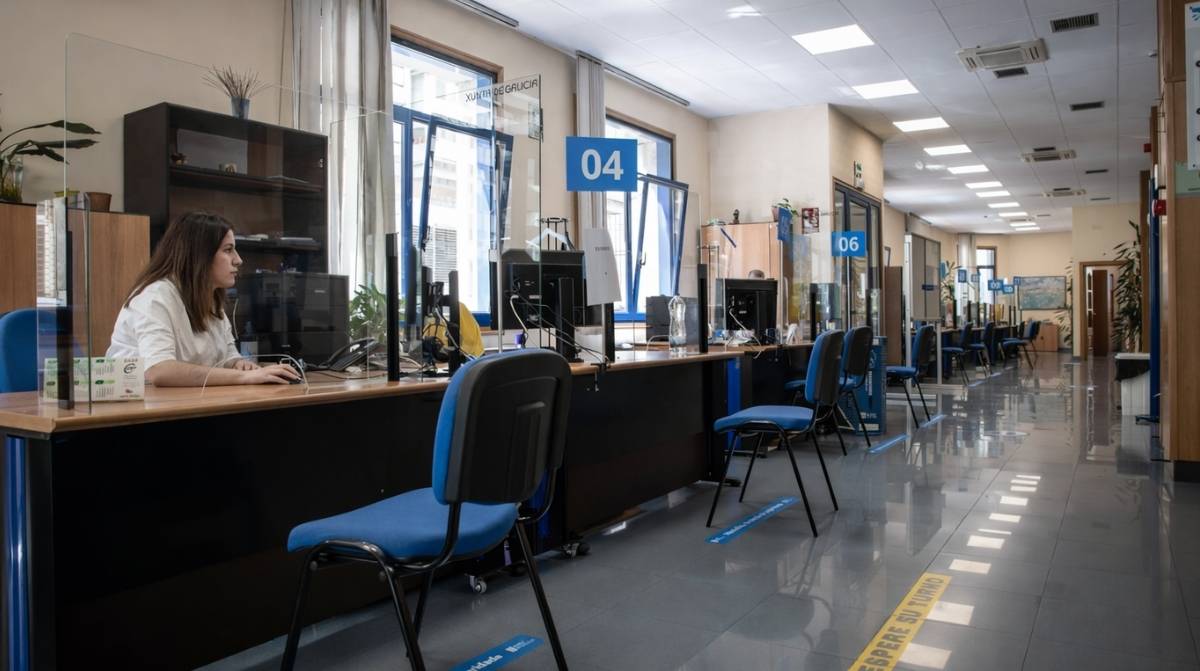 Trabajadora en oficina de atención administrativa en España relacionada con los derechos laborales del Estatuto de los Trabajadores