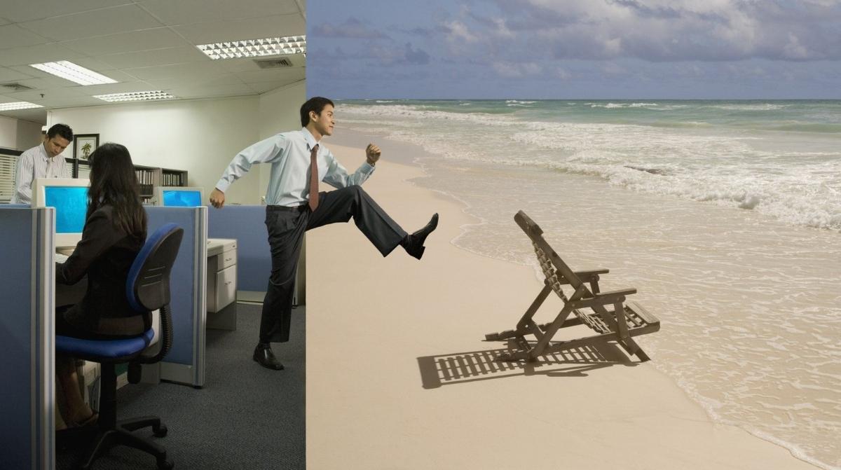 Trabajador saliendo de la oficina hacia la playa para representar el derecho a decidir las vacaciones laborales