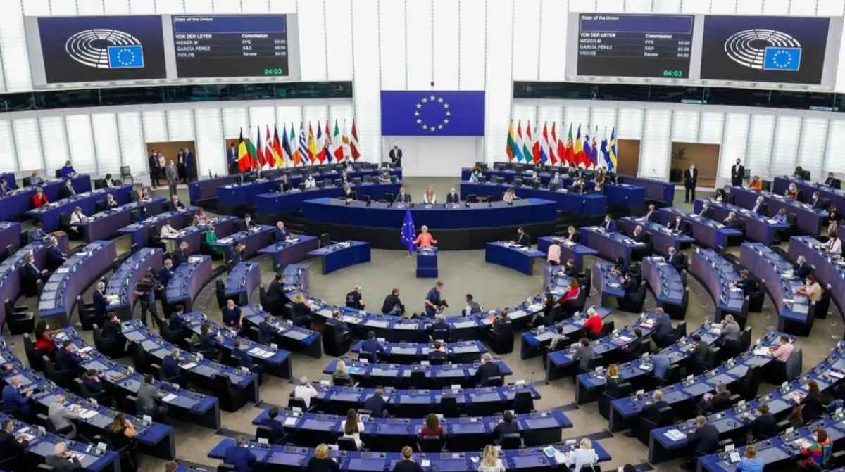 Parlamento Europeo durante sesión sobre contratación de funcionarios y denuncia de España por favoritismo