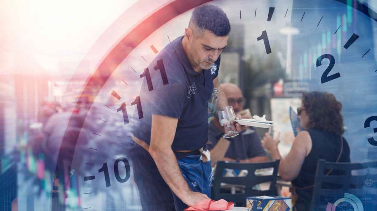 Camarero trabajando en una terraza con un reloj que simboliza las horas extra y el tiempo de trabajo