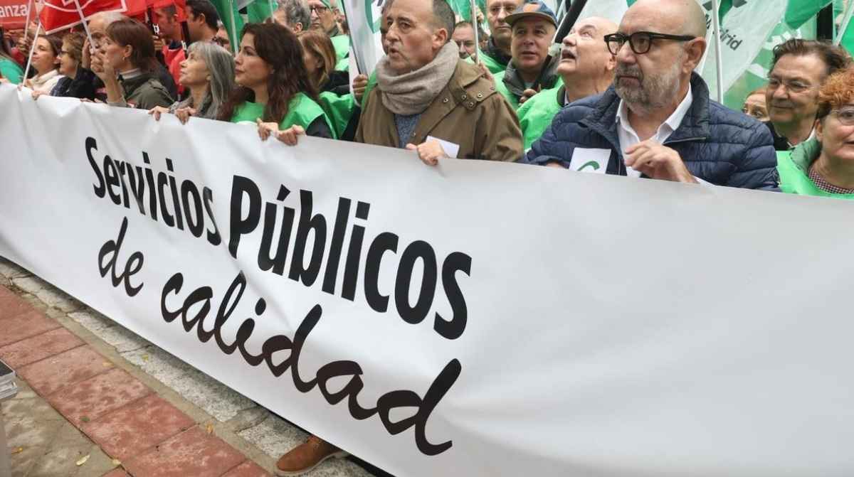 Funcionarios se manifiestan para defender los servicios públicos y pedir más ayudas públicas y refuerzo del SEPE