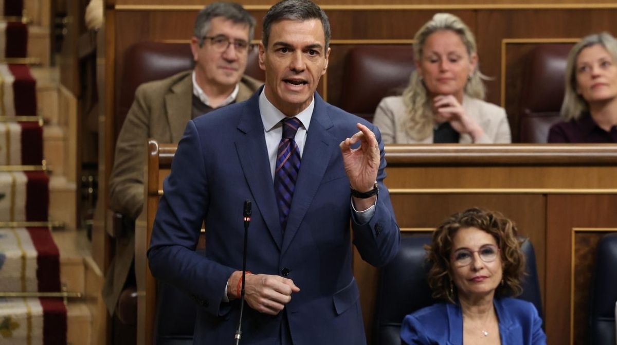 Pedro Sánchez en el Congreso explicando medidas sobre jubilaciones parciales y contratación de relevistas temporales