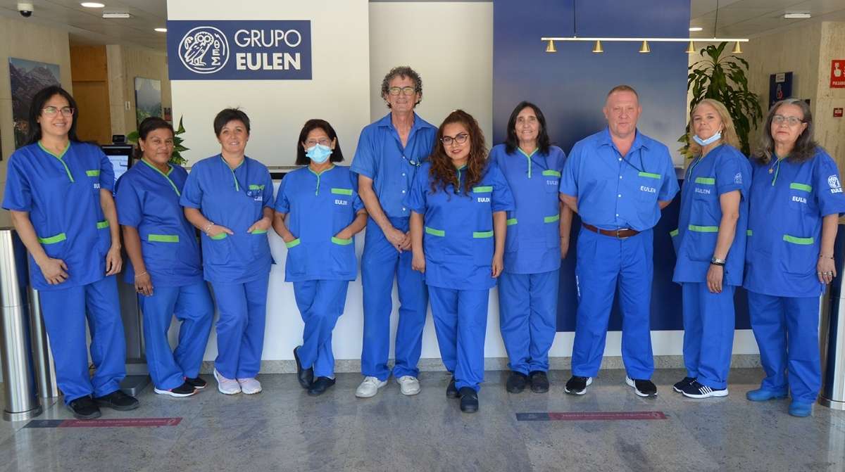 Trabajadores de Grupo EULEN en instalaciones de la empresa dentro de su oferta de empleo para jóvenes sin experiencia y mayores de 50