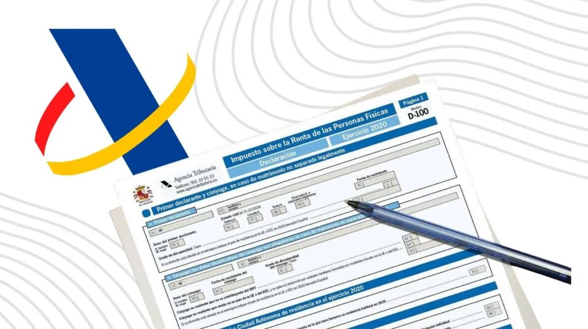 Formulario de la Renta 2025 de la Agencia Tributaria con documento y bolígrafo para revisar el borrador