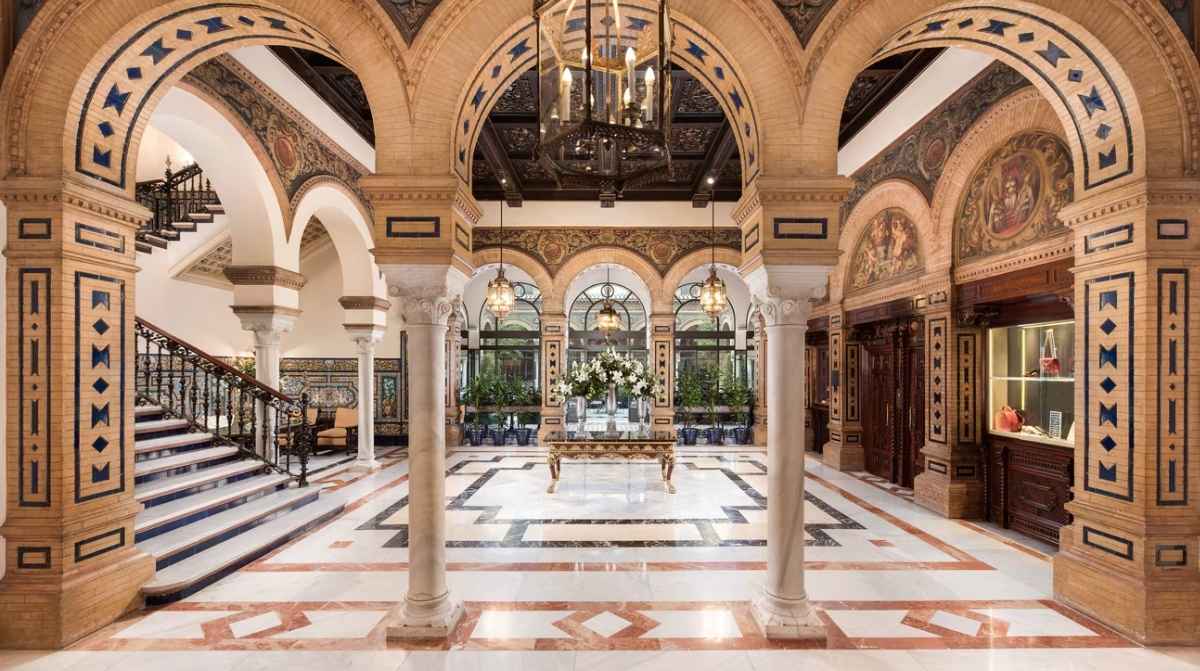 Interior del Hotel Alfonso XIII de Sevilla con decoración histórica y zona de recepción
