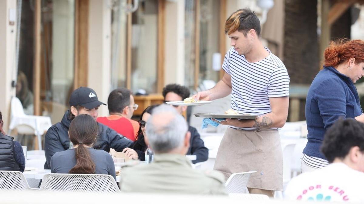 Camarero atendiendo mesas en terraza sin alta seguridad social inspeccion trabajo hosteleria