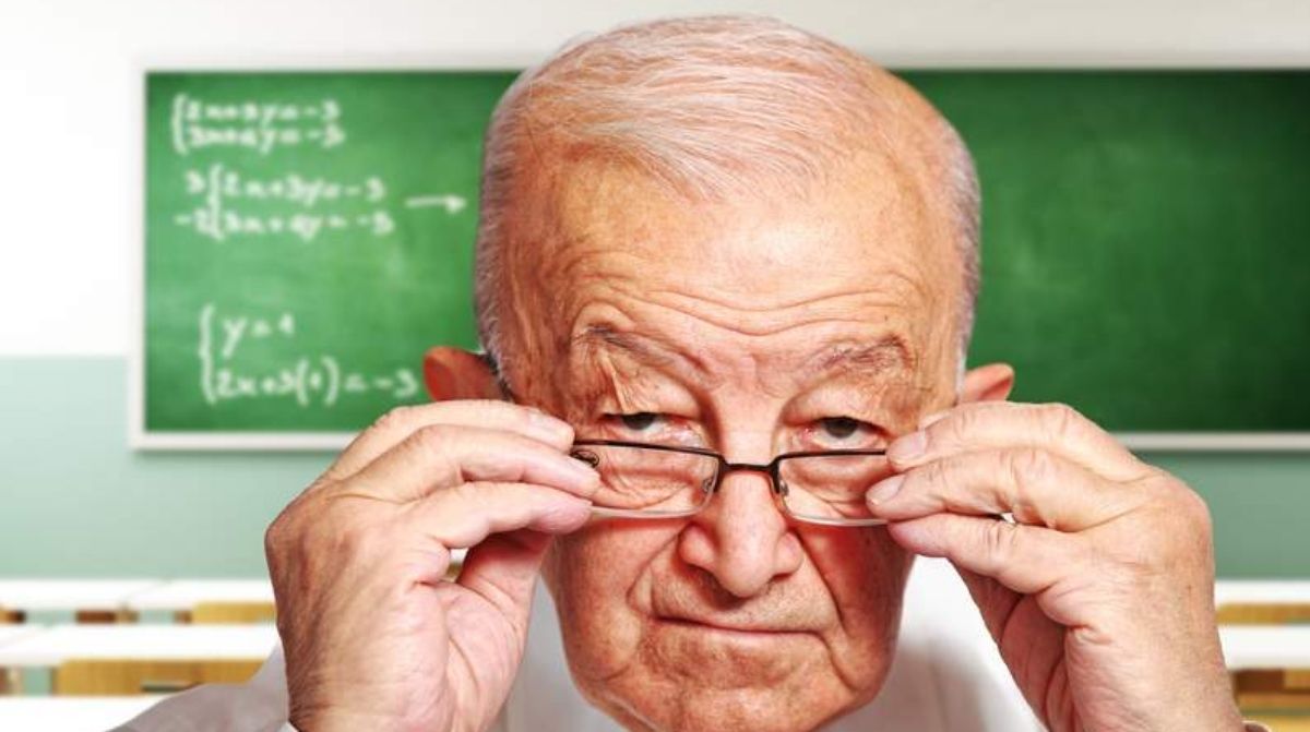 Profesor jubilado en un aula con pizarra dentro del programa de la Junta de Andalucía para maestros jubilados en centros educativos