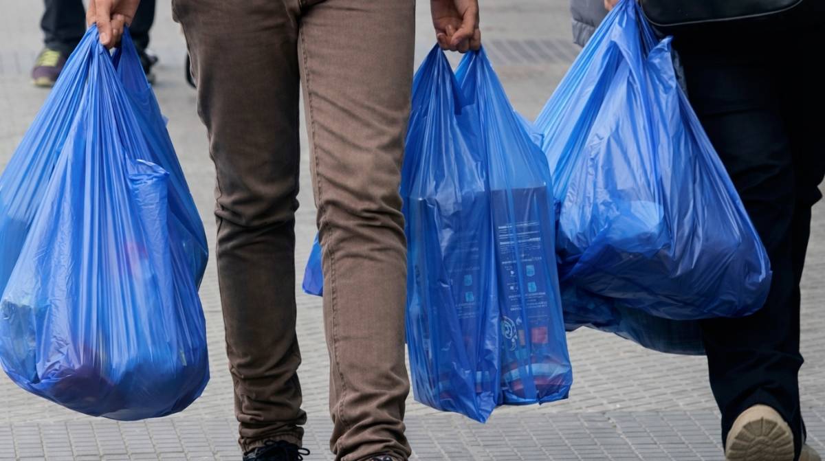 Trabajador haciendo vida normal durante una baja laboral tras ser despedido, caso que terminó con indemnización de 61.632 euros