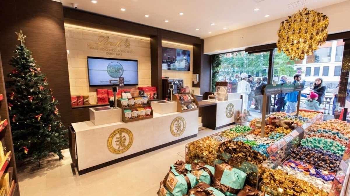 Tienda Lindt en Madrid con chocolates y zona de venta en la calle Preciados