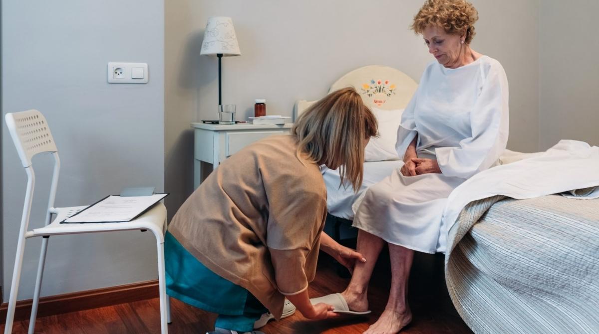 Auxiliar de ayuda a domicilio atendiendo a persona mayor oferta empleo sepe sin estudios