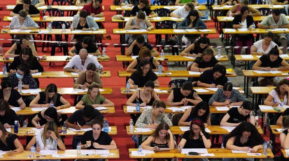 Opositores realizando examen de oferta pública de empleo del Gobierno 2026