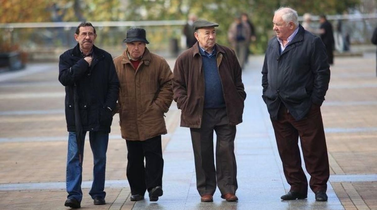 Hombres mayores caminando en Ourense, reflejo del envejecimiento y las pensiones más bajas de España