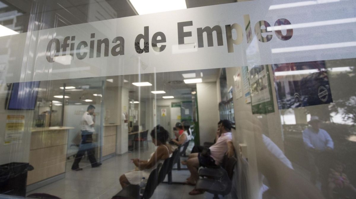 Oficina del SAE con personas esperando para acceder a cursos de formación en Andalucía