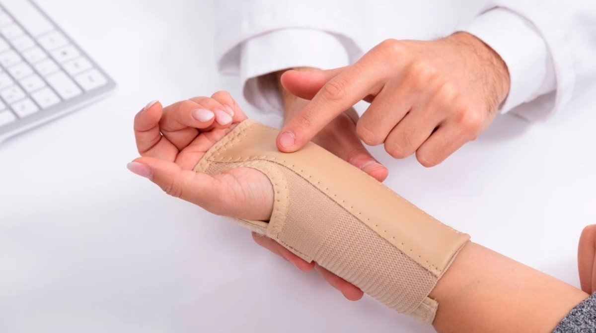 Trabajador con muñequera médica durante baja laboral por incapacidad temporal