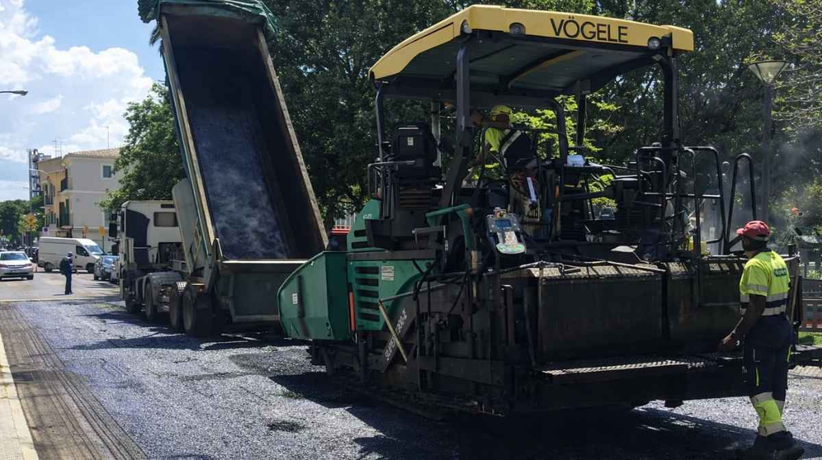 Trabajadores asfaltando una carretera con maquinaria pesada en un ejemplo de trabajos penosos que podrán acceder a la jubilación anticipada