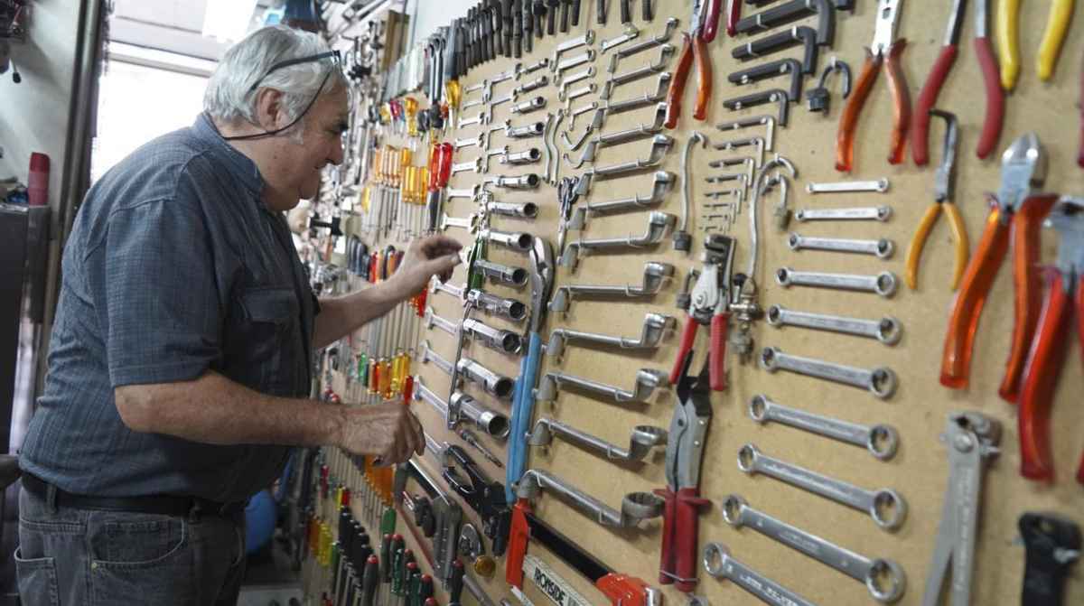 Jubilado trabajando como autónomo en un taller mientras cobra la pensión de jubilación según la Seguridad Social