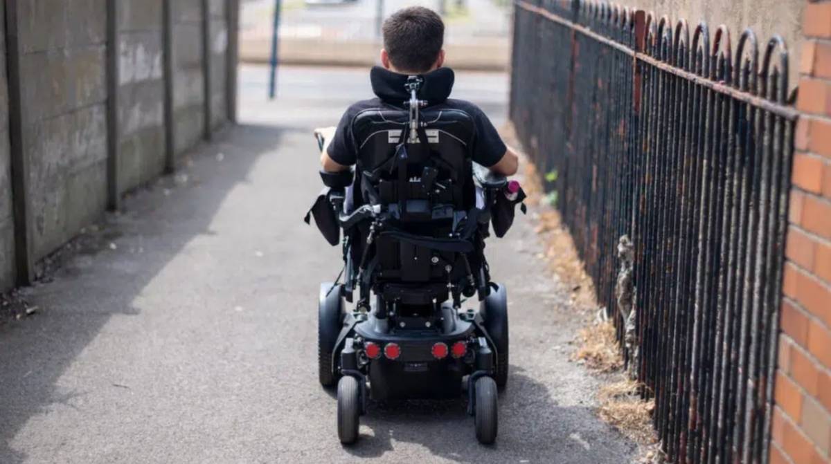 Hombre en silla de ruedas con gran invalidez tras decisión judicial sobre pensión de la Seguridad Social