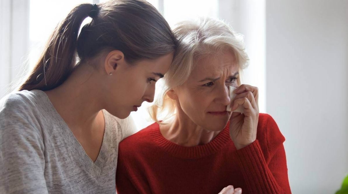 Mujer viuda junto a su hija revisando información sobre la pensión de viudedad compatible con trabajar según la Seguridad Social