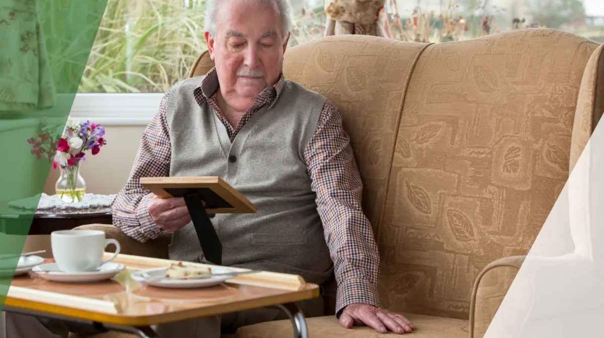 Hombre mayor revisando una fotografia en casa tras la muerte de su pareja pensión de viudedad seguridad social