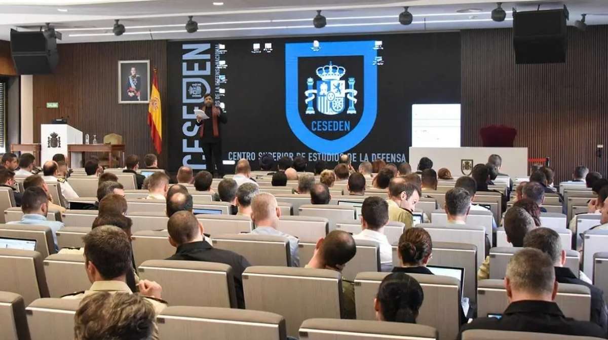 Curso de Organización Militar y Defensa del SEPE para desempleados en Sevilla en aula formativa